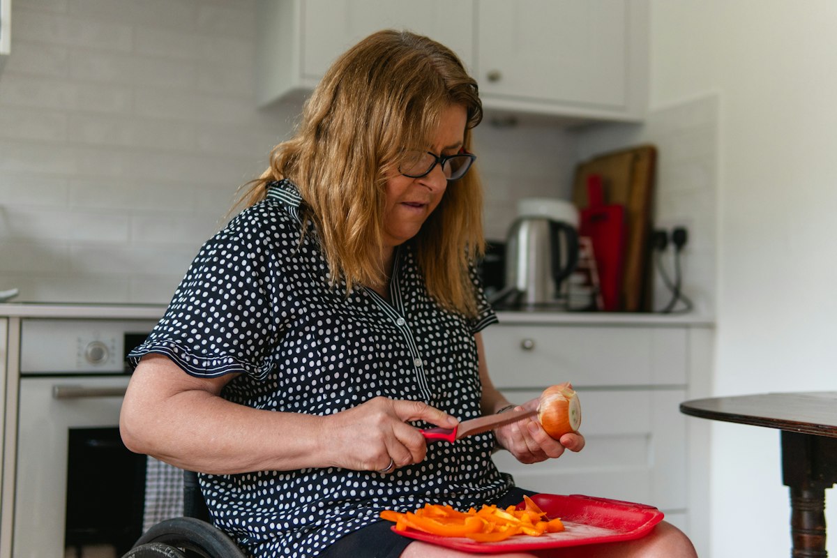 Ältere Person mit Trinkglas für Lungengesundheit